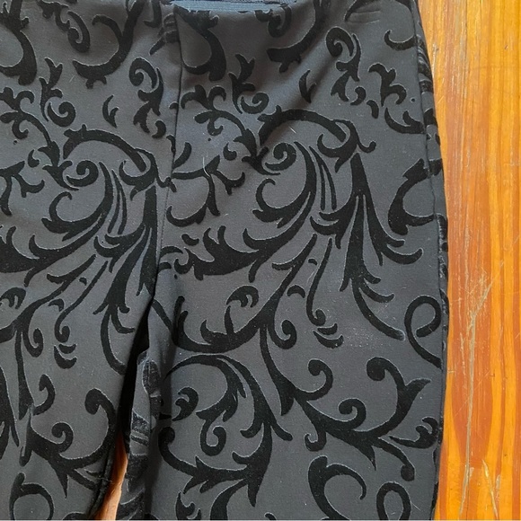 Chico’s So Slimming Juliet Flocked Scroll Ankle Pants Size 6 Black Velvet - Picture 6 of 7